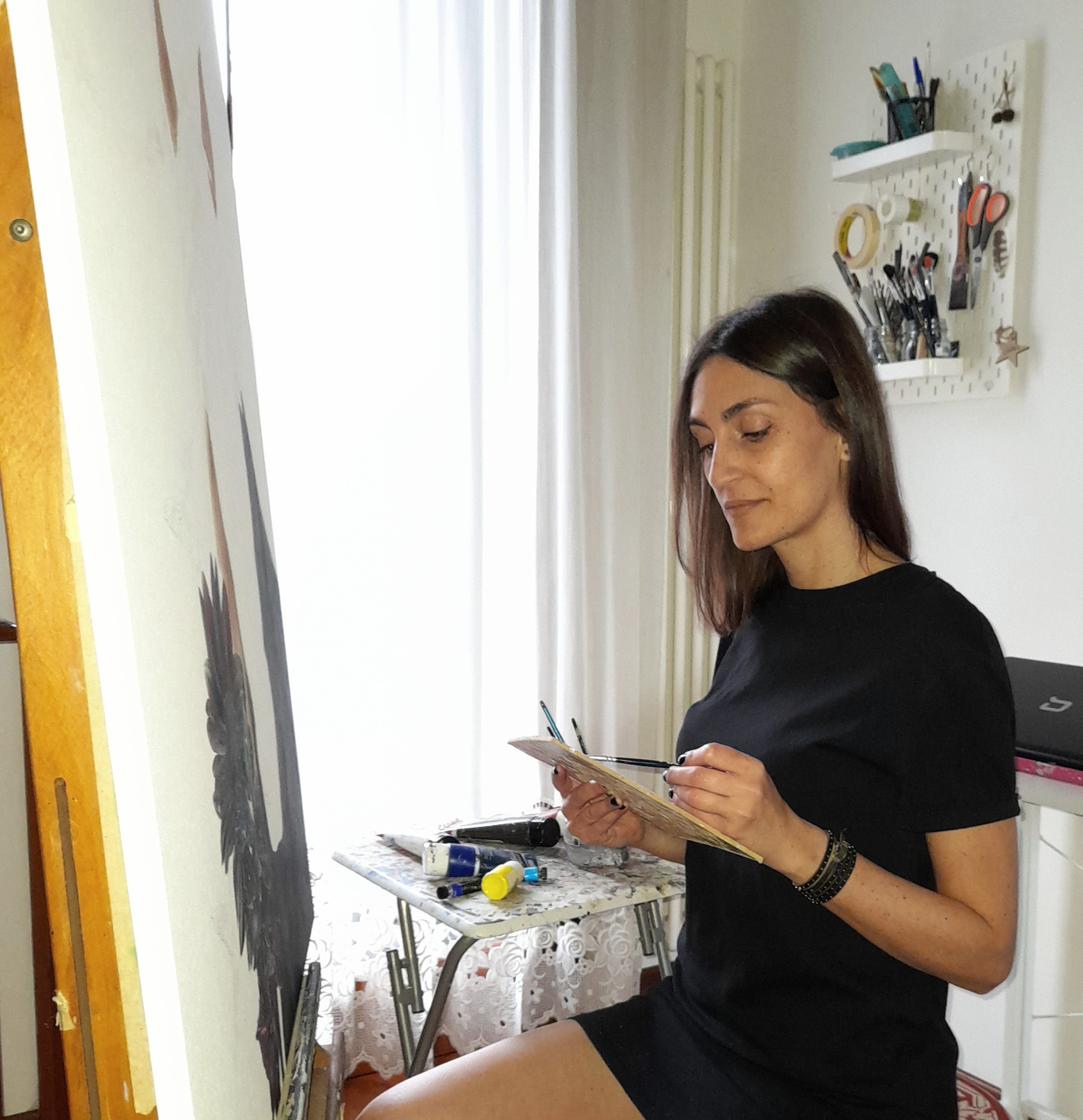 Claudia Daminato nello studio di pittura